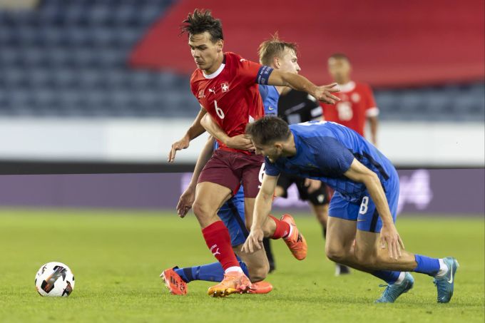 Ardon Jashari durante o jogo contra a Finlândia nas eliminatórias para o Campeonato Europeu Sub-21. Cidadão suíço
