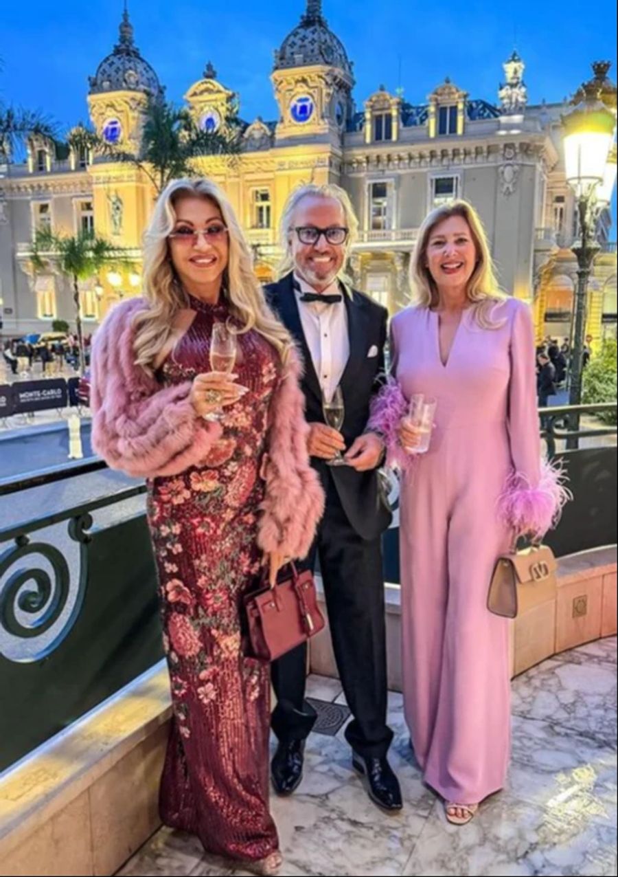 Das «Geissens»-Mami hält ein Champagner-Glas in ihrer Hand.