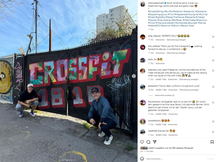 Marco Odermatt und Gino Caviezel posieren vor einem Crossfit.