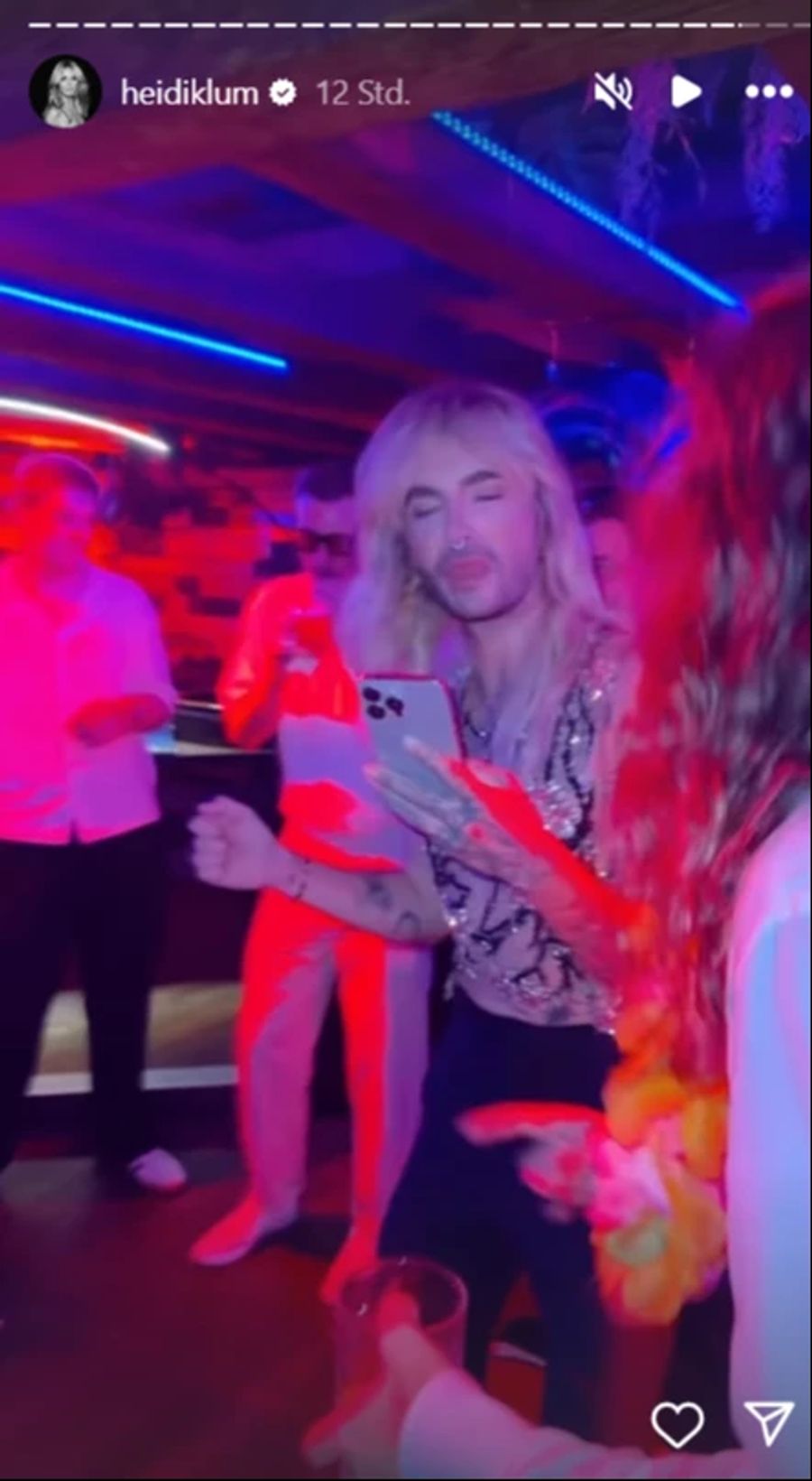 Das Topmodel gibt auf Instagram Einblick in die Party im Icon Club. Bill Kaulitz schwingt das Tanzbein.