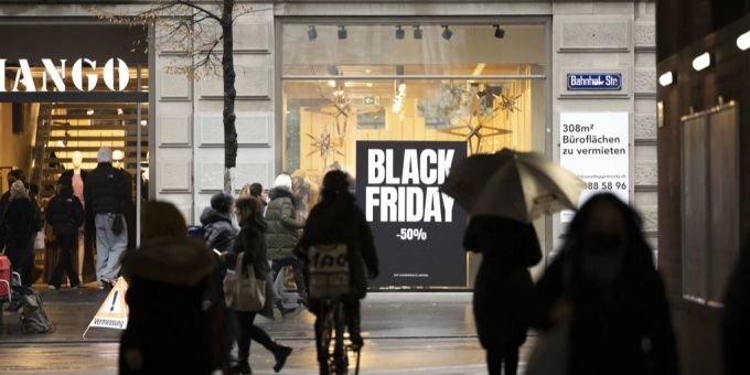 Black Friday auch an der berühmten Zürcher Bahnhofstrasse. Black Friday