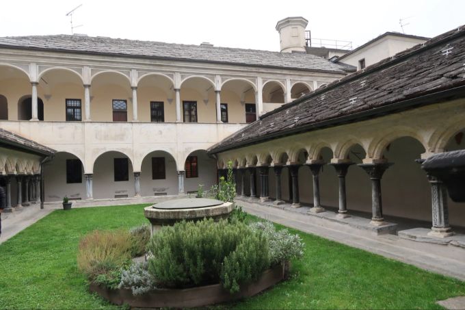 Das Kloster Santo Pietro e Orso. Kloster Innenhof Kreuzgang Brunnen