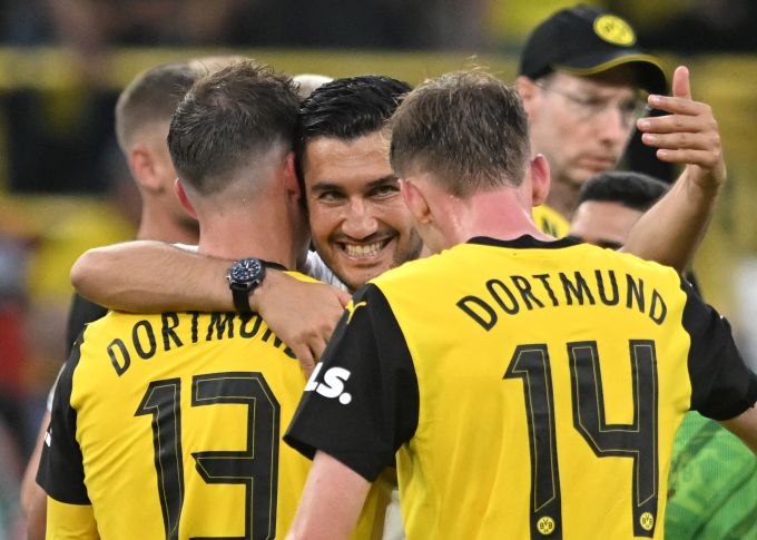 Nuri Sahin freut sich über den Dortmunder Sieg bei seinem Debüt als Trainer des BVB. BVB