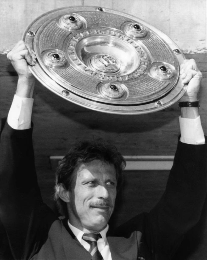 Christoph Daum jubelt als Stuttgart-Trainer mit der Meisterschale 1992. Christoph Daum