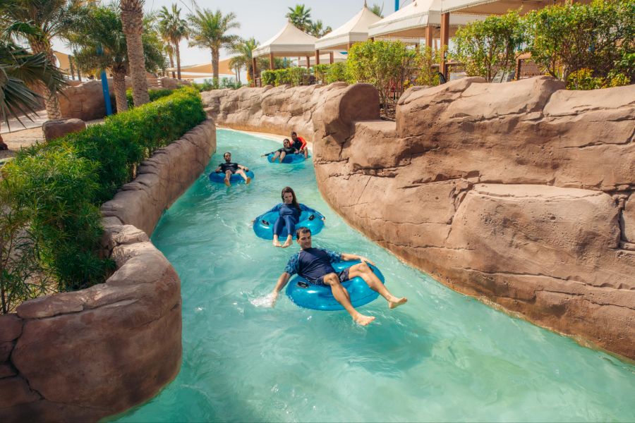 Familie in Reifen Wasserrutsche