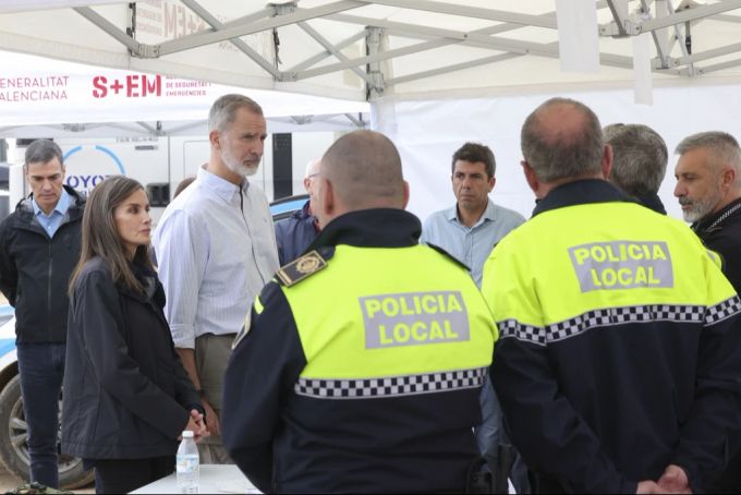 König Felipe VI und seine Frau Letizia besuchten am Sonntag das Katastrophengebiet und sprachen sowohl mit den Behörden wie auch mit Bewohnern. König Valencia Besuch