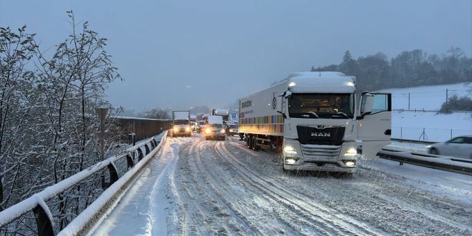 Grosse Störungen auf den Kantonsstrassen wegen des Schnees. Kantonsstrassen