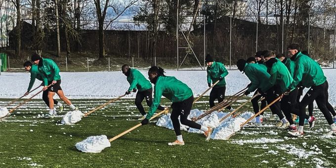 Selbst ist das Team! - FCSG-Spieler schaufeln Schnee vor Training