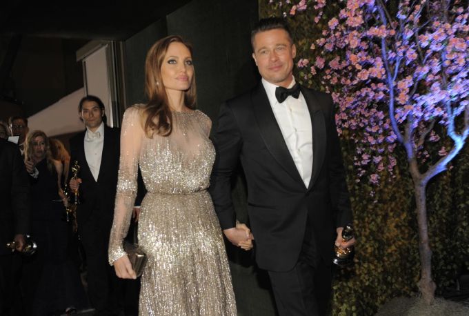 Noch als Paar bei einem Event: Angelina funkelt in ihrer Metallic-Robe und Brad ist – wie der Sohn heute – im klassischen Smoking unterwegs. Angelina Jolie Brad Pitt