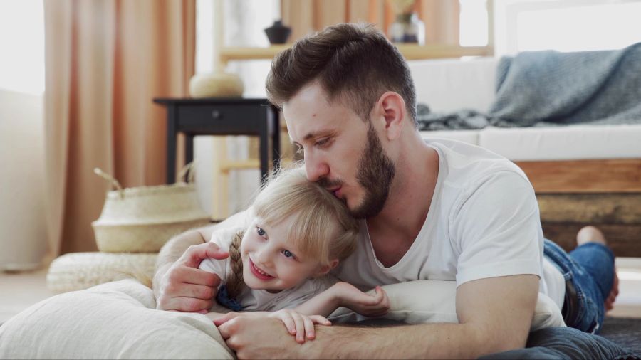 Vater küsst Tochter auf den Kopf