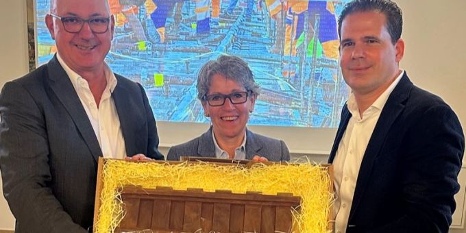 Mit einer symbolischen Tramschiene aus Schokolade übergibt Regierungspräsident Isaac Reber (links) die Doppelspur Spiesshöfli in Binningen an BLT-CEO Frédéric Monard (rechts). In der Mitte die Binninger Gemeindepräsidentin Caroline Rietschi. Tramschiene