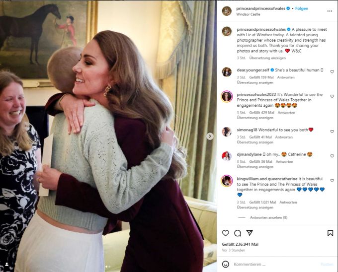 Prinzessin Kate Middleton umarmt eine Fotografin. Kate