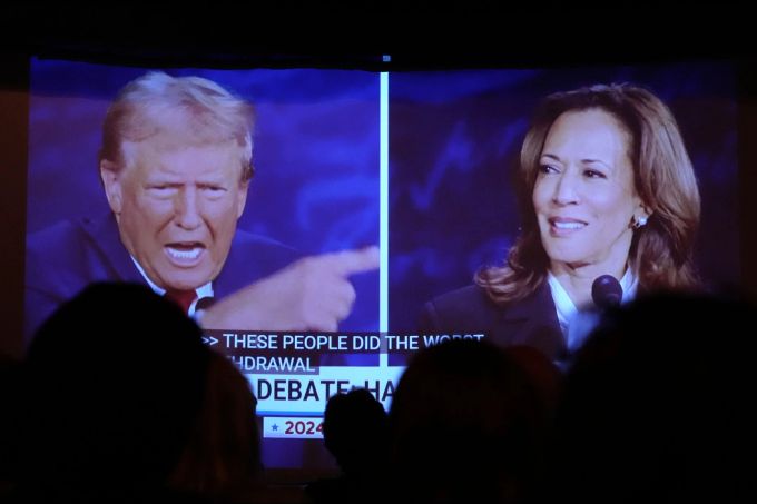 Trump und Harris während des TV-Duells. Us-Wahlen TV-Duell Harris Trump