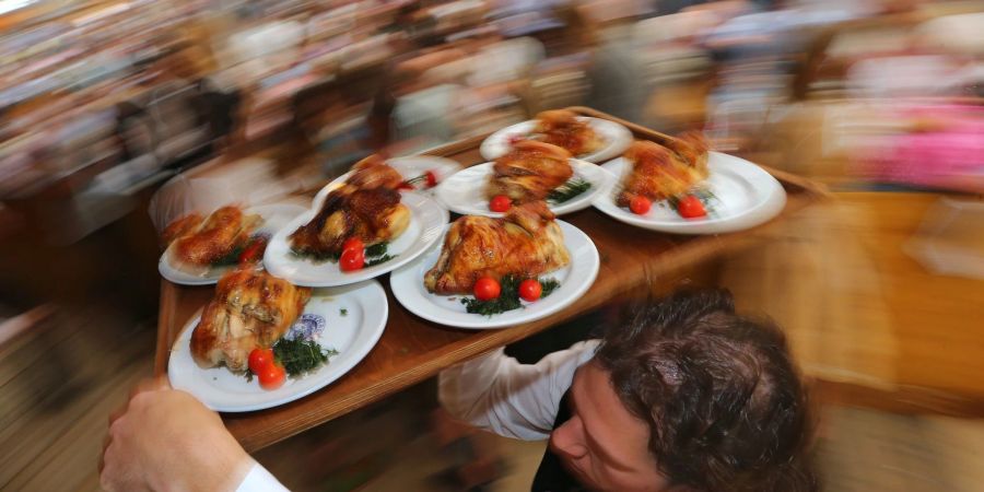 Wirte wollen die Chancen zu mehr Ökoprodukten - etwa Bio-Hendl -  auf dem Oktoberfest prüfen. (Archivfoto)