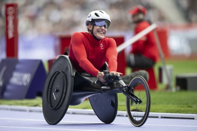Catherine Debrunner, die Weltmeisterin und Weltrekordhalterin über 5000 m, holt sich über diese Distanz nun auch Gold an den Paralympics. Catherine Debrunner