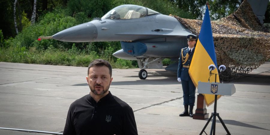 Die Ukraine hat nur wenige F-16 bekommen, einer ist bereits im Einsatz abgestürzt. (Archivbild)