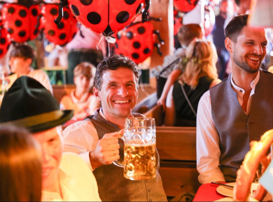 Angreifer Thomas Müller hebt den Bier-Krug in die Höhe.