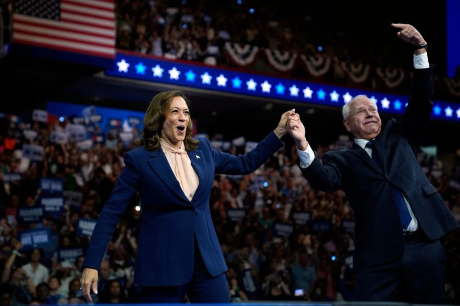 In Umfragen liegen Trump und Kamals Harris - hier mit Tim Walz - quasi gleich auf.