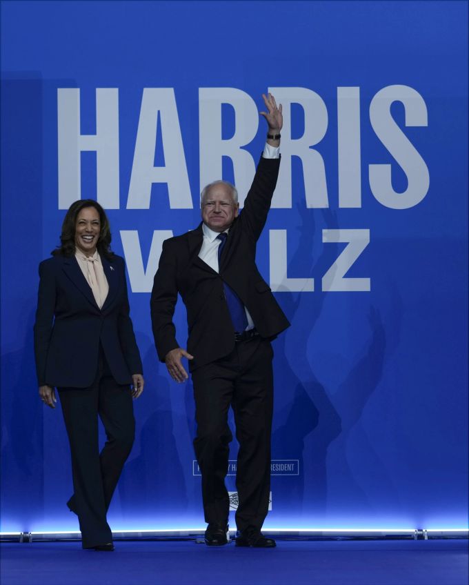 Kamala Harris und Tim Walz kommen bei der Wahlkampfveranstaltung auf die Bühne. Kamala Harris
