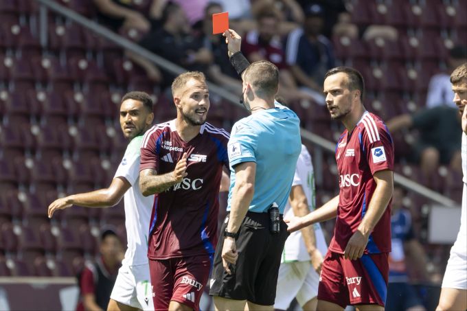 Steve Rouiller schwächt Servette mit einem Platzverweis. Servette Super League Rouiller