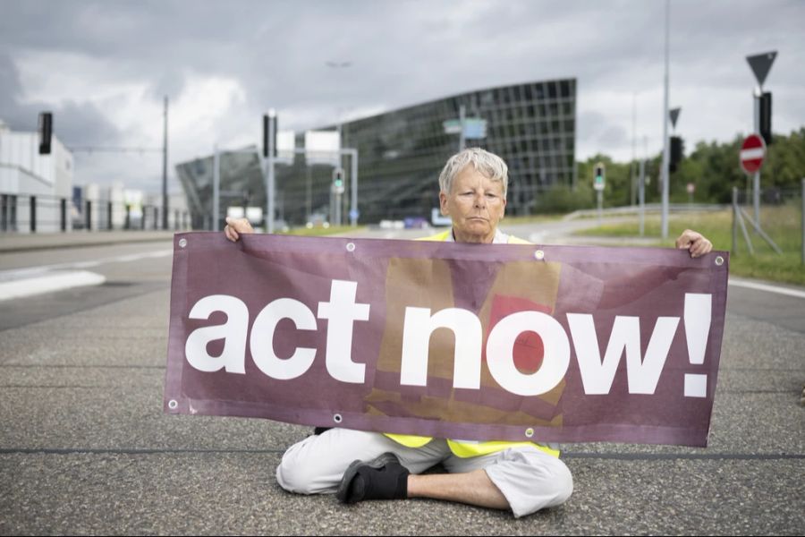 In Zürich, Genf und Basel sorgten Klimaaktivisten mit Protestaktionen für Aufruhr.