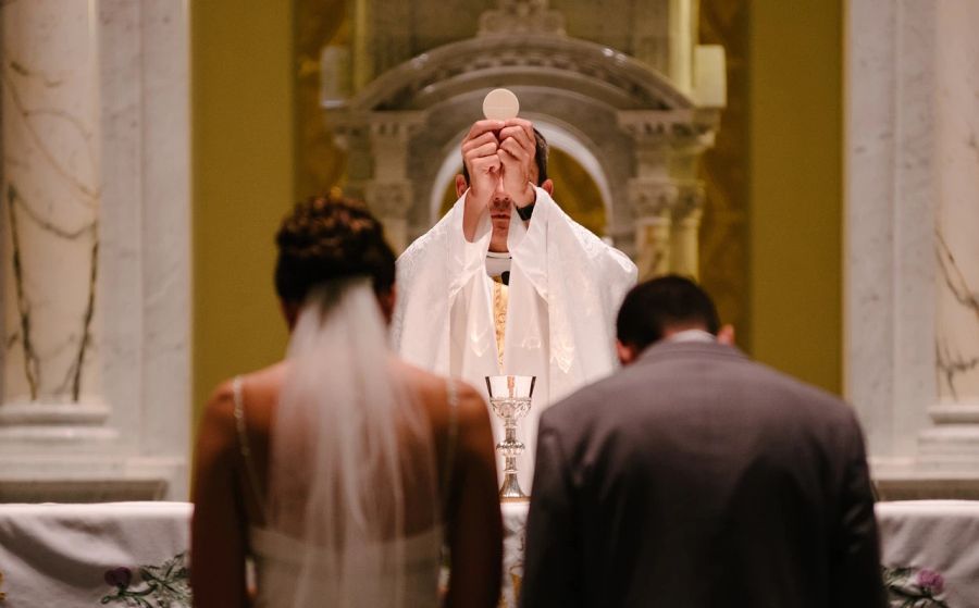 Katholische Priester trauen zwar so manche Liebespaare – selbst zu heiraten, ist ihnen aber untersagt. (Symbolbild)