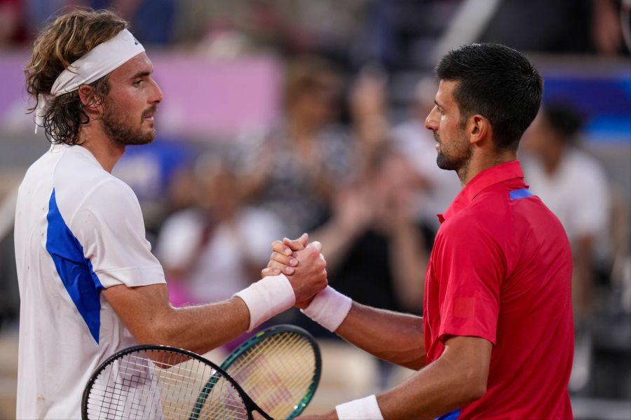 Der Serbe bezwingt Stefanos Tsitsipas im Viertelfinal in zwei Sätzen.