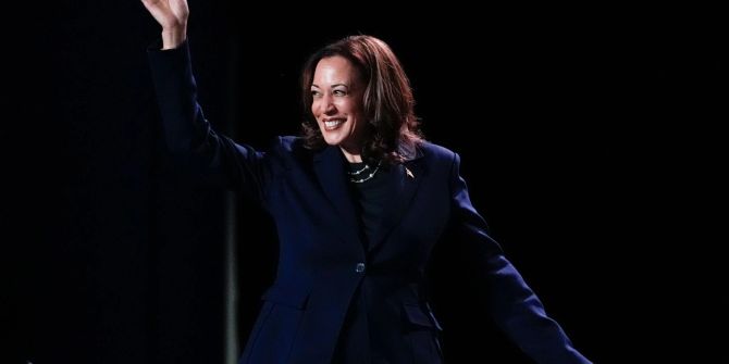 Kamala Harris winkt