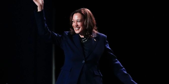 Die Demokratische Partei stimmt über ihren US-Präsidentschaftskandidaten ab, Kamala Harris will es werden. (Archivbild) Kamala Harris winkt