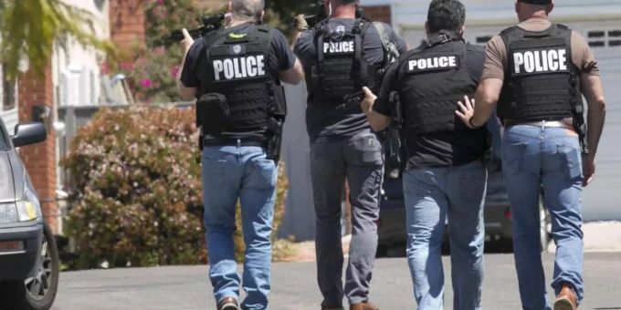 Schwer bewaffnete Polizisten aus San Diego nähern sich einem Haus, in dem der Täter eines Anschlags auf die Chabad of Poway Synagoge vermutet wird. Foto: John Gibbins/The San Diego Union-Tribune/AP Schwer bewaffnete Polizisten aus San Diego nähern sich einem Haus, in dem der Täter eines Anschlags auf die Chabad of Poway Synagoge vermutet wird. Foto: John Gibbins/The San Diego Union-Tribune/AP