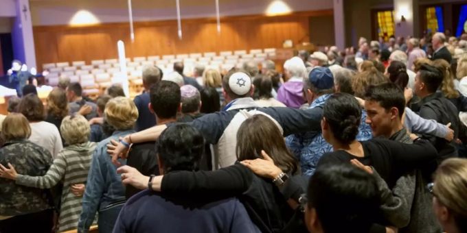 Mahnwache in einer Kirche für die Opfer des Angriffs. Synagoge Mahwache