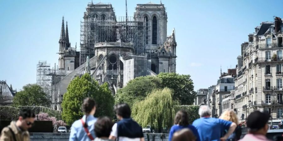 Besucher dürfen Notre Dame nur aus Entfernung betrachten