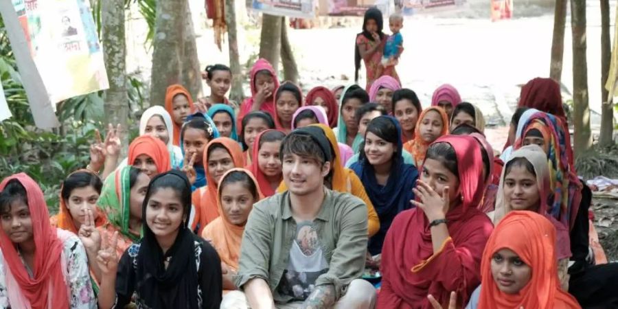 Julien Bam in einem Slum in Dhaka. Foto: Daniel Debray/Unicef