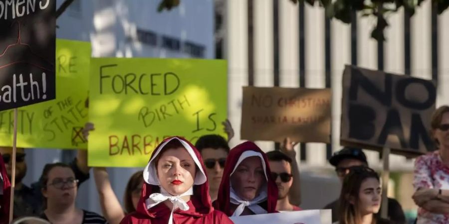 In Montgomery, der Hauptstadt des US-Bundesstaates Alabama, protestieren Demonstranten gegen das Abtreibungsverbot. Foto. Mickey Welsh/The Montgomery Advertiser/AP Foto: Mickey Welsh