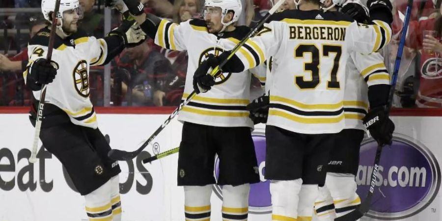 Die Spieler der Boston Bruins jubeln über den Sieg gegen die Carolina Hurricanes. Foto: Gerry Broome/AP