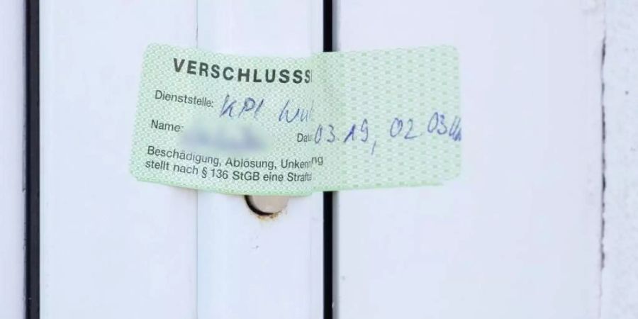 Verschlusssiegel der Würzburger Polizei an der Tür einer durchsuchten Wohnung. Das Ausmass des Würzburger Kinderporno-Falls ist noch unklar. Foto: Daniel Karmann