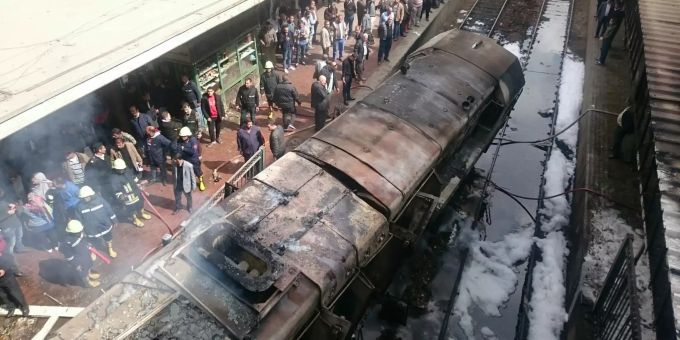 Rettungskräfte stehen am 27.2.19 neben einem ausgebrannten Waggon, der im Hauptbahnhof Kairos steht. Feuer am Hauptbahnhof Kairo