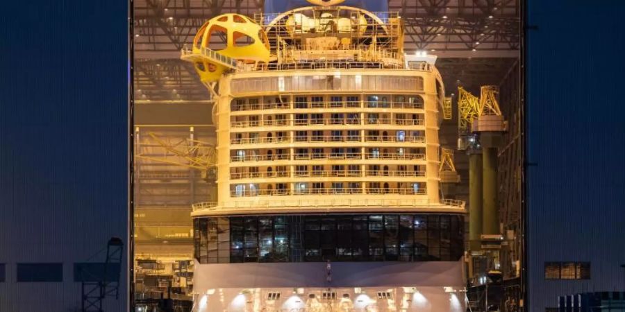 Das Kreuzfahrtschiff «Spectrum of the Seas» steht im Baudock II der Meyer Werft. Foto: Mohssen Assanimoghaddam