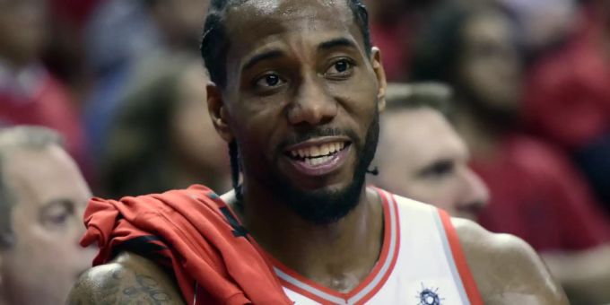 Kawhi Leonard schafft mit den Toronto Raptors den 2:2-Ausgleich in der Halbfinal-Serie gegen die Milwaukee Bucks Kawhi Leonard schafft mit den Toronto Raptors den 2:2-Ausgleich in der Halbfinal-Serie gegen die Milwaukee Bucks