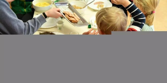 Kindergartenkinder beim Mittagessen Kindergartenkinder beim Mittagessen