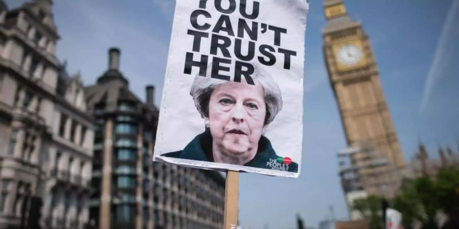 Ein Demonstrant hält ein Schild auf einer Demonstration in London in die Höhe (Archiv). Foto: Stefan Rousseau/PA Wire