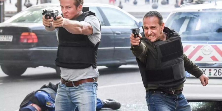 Daniel Roesner als Polizist Paul Renner (l) und Erdogan Atalay als Polizist Semir Gerkhan in der RTL-Action-Serie «Alarm für Cobra 11 - Die Autobahnpolizei». Foto: Jens Kalaene