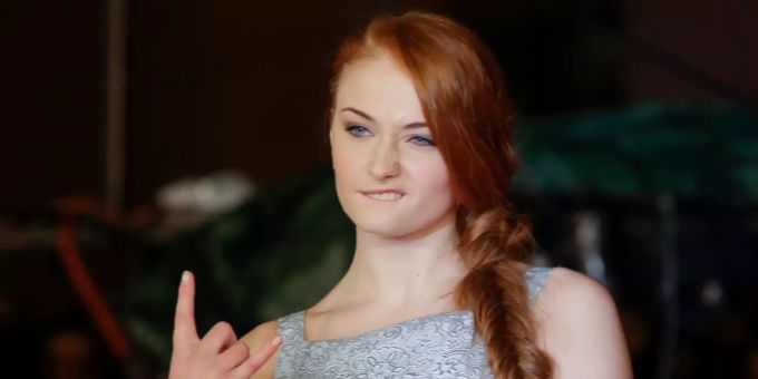 Trinkfester Star - Sophie Turner ext ein Glas Rotwein für die Kiss-Cam