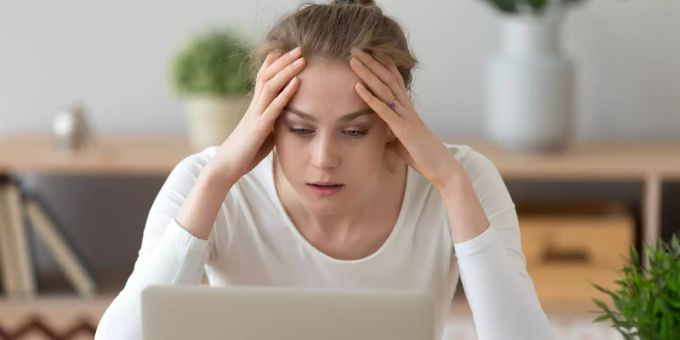 Eine Frau sitzt frustriert vor einem Laptop. Hass-Filter Google soziale Medien
