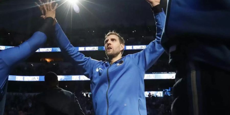 Dirk Nowitzki hat auch kurz vor Saisonende noch keine Entscheidung über seinen Rücktritt getroffen. Foto: Lm Otero/AP/dpa