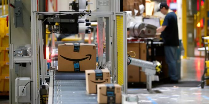 Bei Amazon - Mitarbeiter werden von Computer entlassen