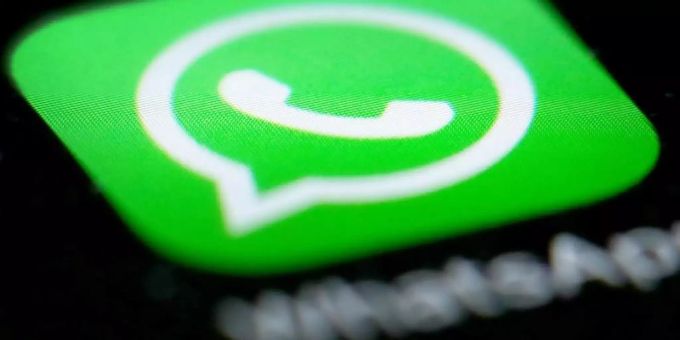 Das Logo von WhatsApp auf dem Display eines Smartphones. Foto: Martin Gerten WhatsApp