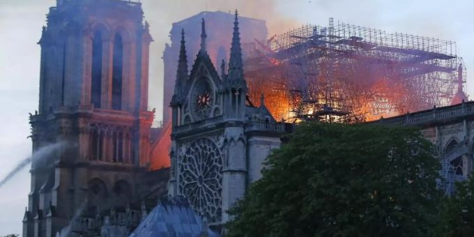 Ein Feuerwehrmann versucht, das Feuer in der Kathedrale Notre-Dame zu löschen. Foto: Michael Euler/AP notre dame