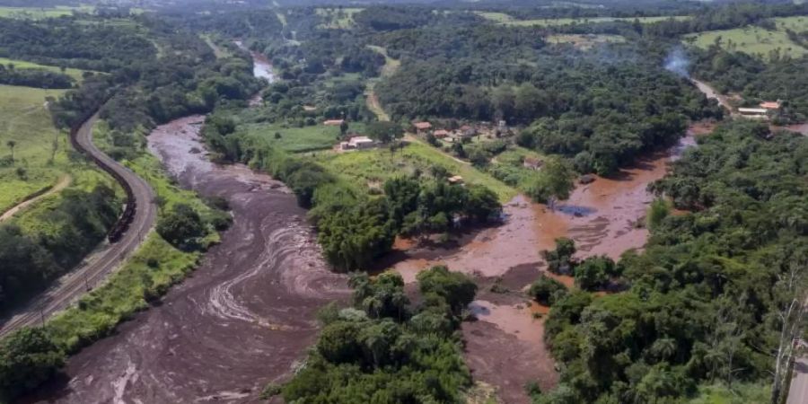 Eine Luftaufnahme zeigt die Schlammlawine nach dem Dammbruch bei der Gemeinde Brumadinho. Foto: Bruno Correia/Agencia Nitro