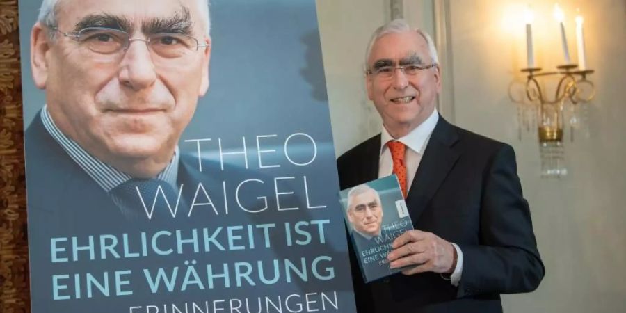 Theo Waigel stellt seine Autobiografie in München vor. Foto: Peter Kneffel